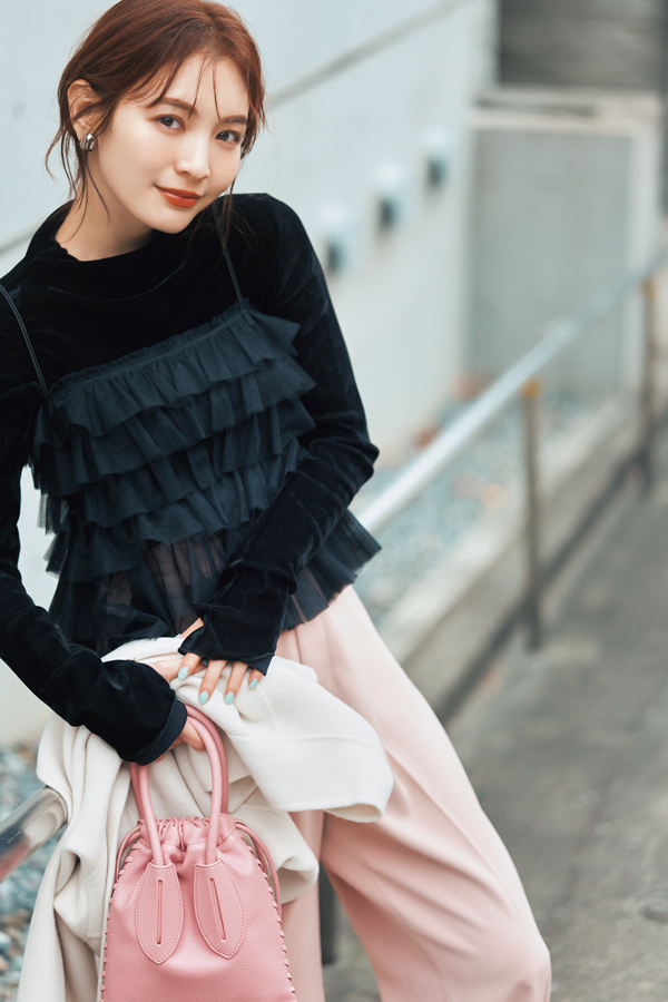 温かみがあるおしゃれな質感で鮮度UP！　ベロアトップス『秋冬からじわじわと人気は続き、春アイテムにも登場！起毛素材のあったか見えと、ほんのりモードな印象を与えてくれる光沢感で、春コーデを今っぽくブラッシュアップ♪』