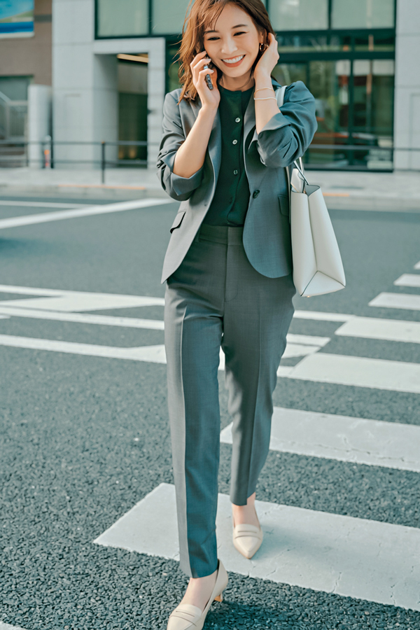 多忙な日こそきちんとリラクシーなニットジャケットを味方に♡『動きやすく品のいいニットジャケットが、移動の多い外勤DAYやデスクワークが山積み…なんて日にもスマートな働きぶりをアシスト！　レディな甘さがある分、ボトムはハンサムなパンツで微糖に仕上げるのが好バランス。』