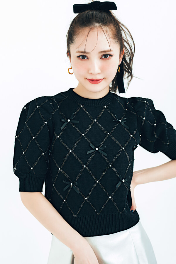ミニミニリボン『トレンドのリボンは、断然ミニサイズが取り入れやすい。ガーリーさもありつつ、ちょっぴりモードにも振れるから、1着でコーデ全体の今年っぽさを底上げ！』