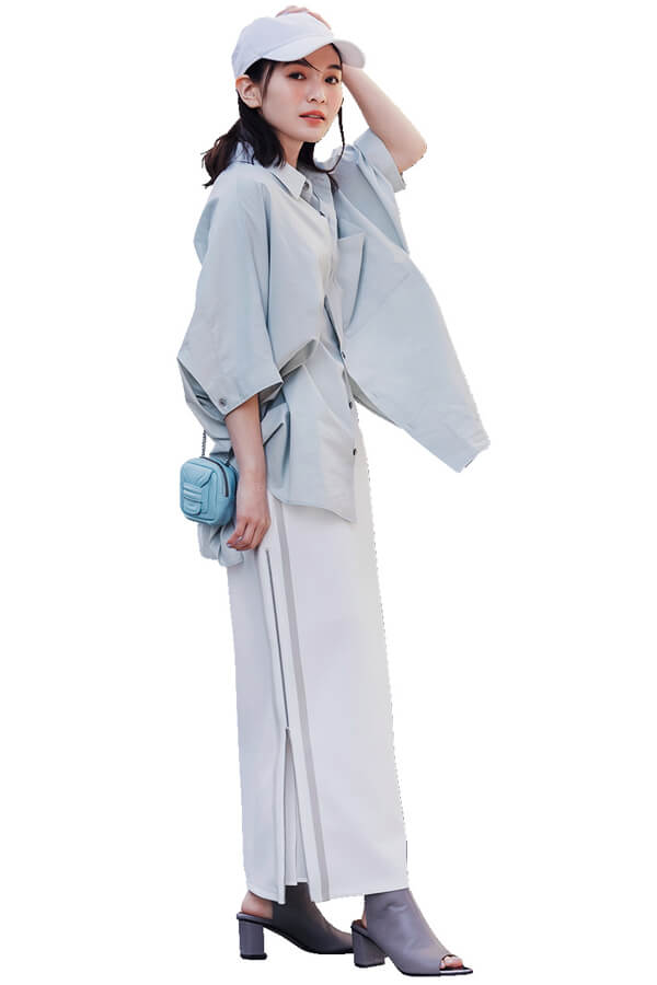WHITE×SAGE『セージの葉のような淡いくすみグリーンは、清涼感と落ち着き感のイイトコ取りができる春のitカラー。女らしいホワイトアイテムと合わせることで、オンもオフも、エレガントに、リラクシーにまとまる！』