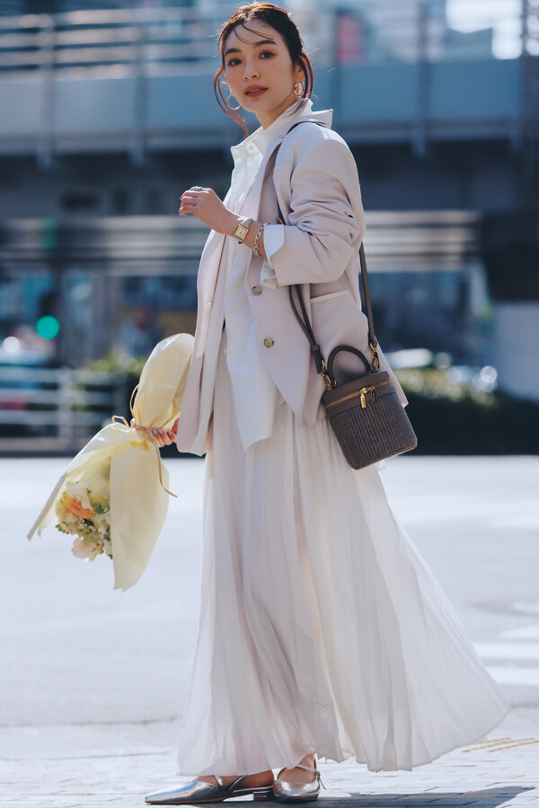WHITE×SAKURA『サクラのように淡く繊細なピンクは、白との組み合わせで、儚さと色っぽさが香る♡ハリ感のある素材のアイテムを選ぶことで適度なフォーマル感をキープしながら、お仕事シーンにも馴染む「素敵なお姉さん」な装いに！』
