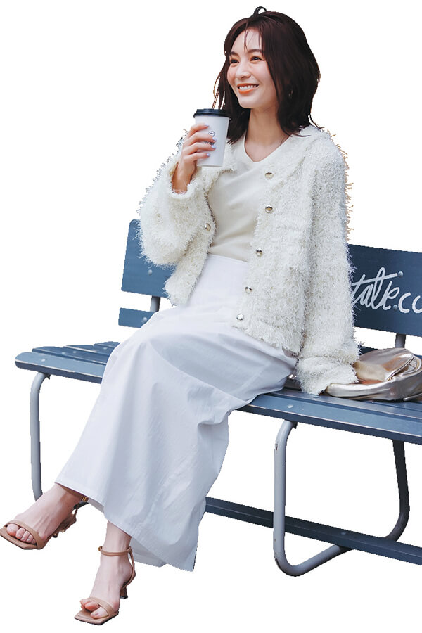 WHITE×MIMOZA『ミモザの花のように、見る人をハッピーにしてくれる春の黄色。白×ペールイエローのまろやか配色の着こなしは、透けるチュールや光沢あるニット、シャカ素材など、表情豊かな旬の質感を取り入れることでほっこりしないカジュアルに仕上げて！』