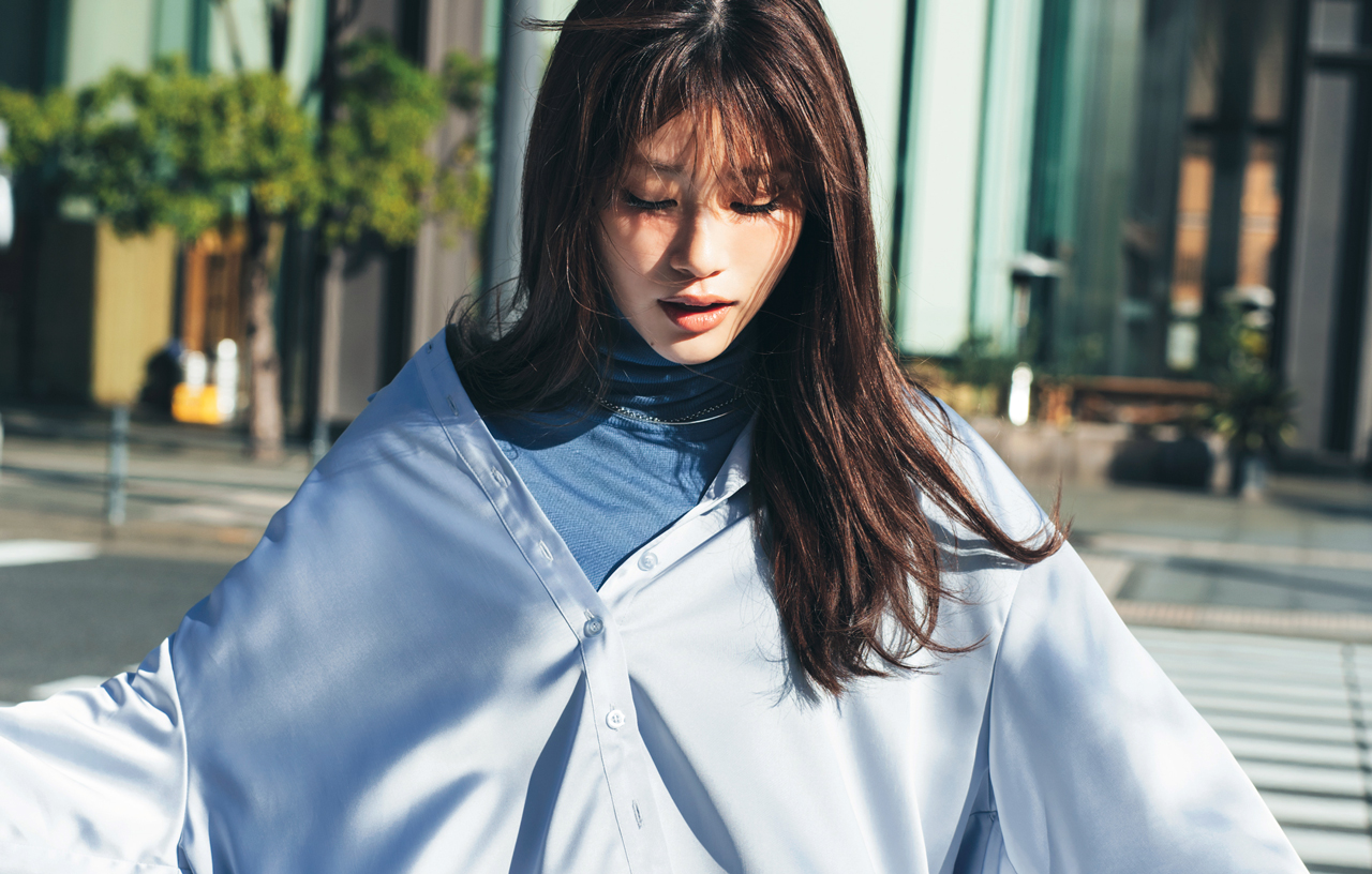 4月のコーデ】めるるがお手本♡サテンシャツで透明感と女っぽさをいい