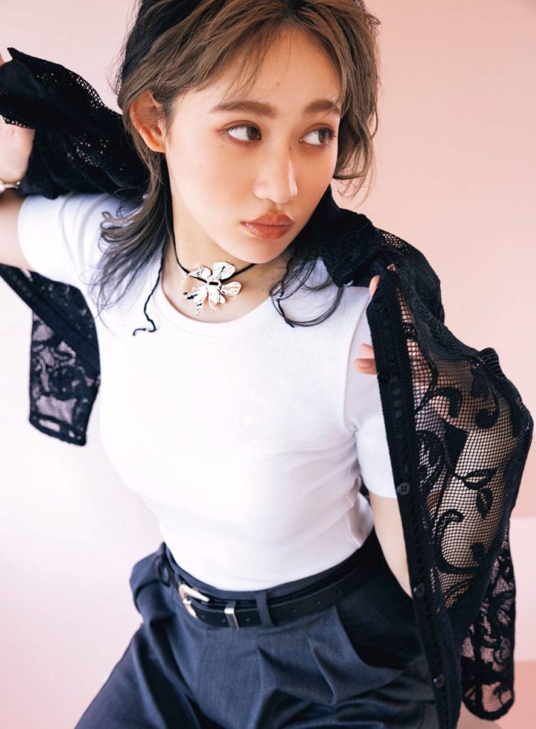 白Tシャツ×チョーカーコーデ
