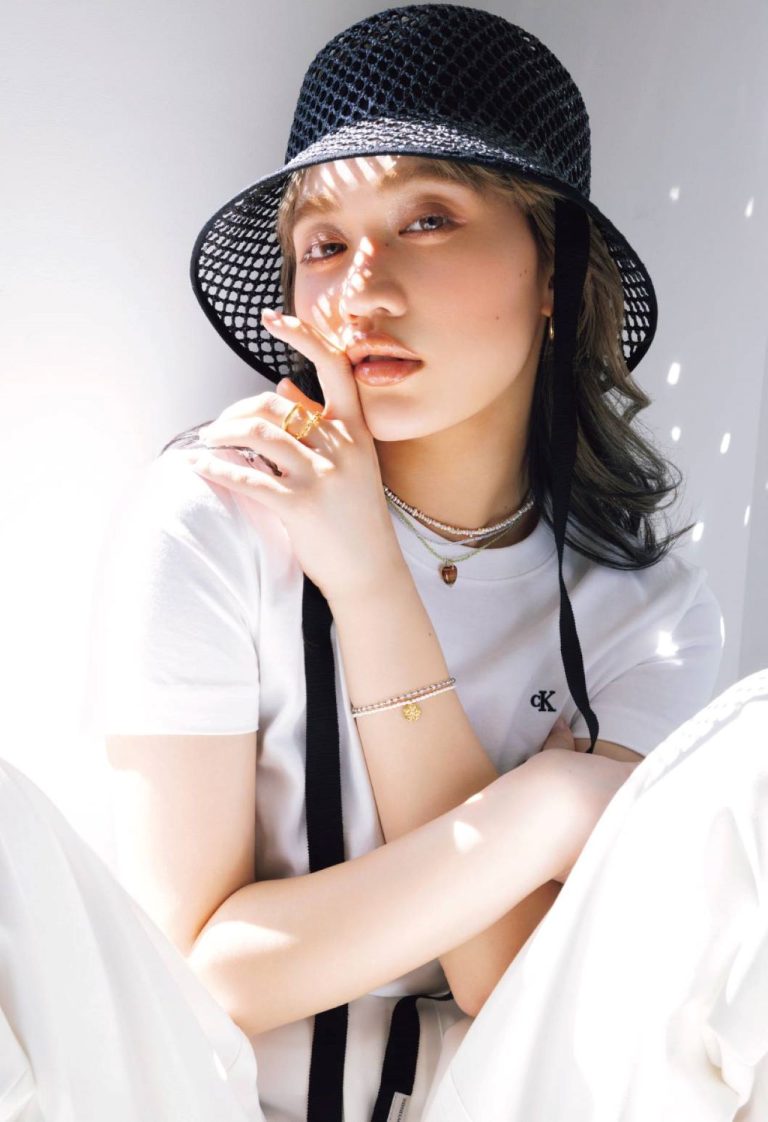 白Tシャツ×メッシュハットコーデ
