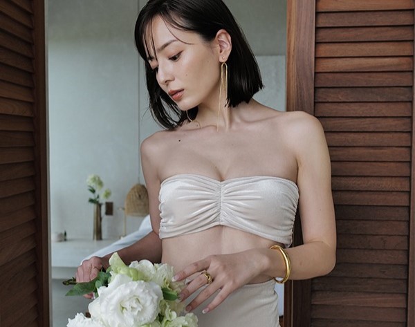 2024新作ビキニ】中村麻美×ánuansの「色っぽかわいいモノトーン水着