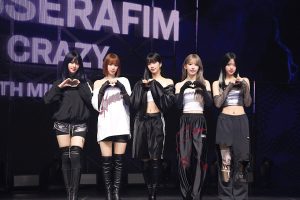 LE SSERAFIM CRAZYデザインバックパック レポート】LE SSERAFIM、メディアショーケースで新曲「CRAZY」の