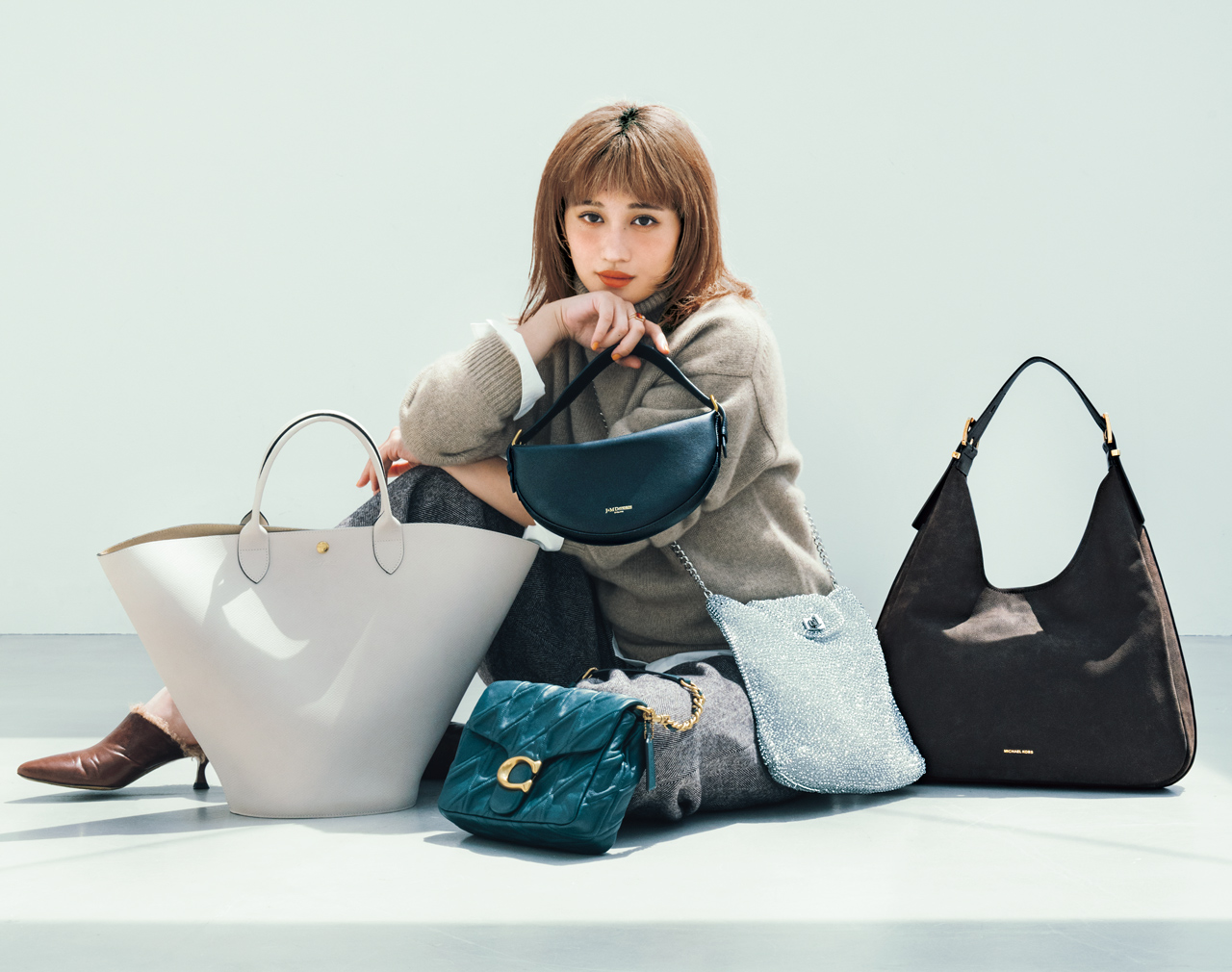 DIESEL 黒 ナイロン ショルダーバッグ 外ポケット3つ 使いやすいサイズ DIESEL 黒 ナイロン ショルダーバッグ 外ポケット3つ 押し出せ