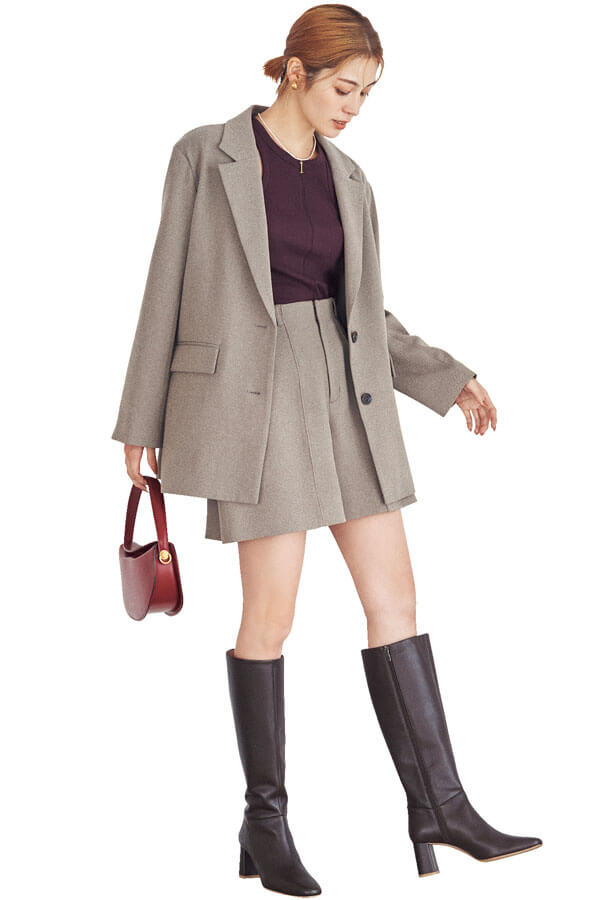トレンドと定番を4:6のバランスでMIX▶︎ミニボトム×きちんとアイテムで程よくキャッチーに『ともすると幼く転びがちなミニボトム。ジャケットやシャツなどでちょいまじめに着ると、大人っぽさがキープできてクラスアップ。小物も上品に、トレンド：定番＝4：6のバランスを意識！』