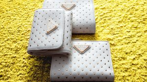 最終値下げ プラダ PRADA スタッズドレザー 財布 日本限定 ホリデー 7bb4b9327bea457fdf4f33f99f8c89