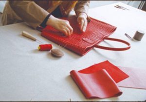大注目 BOTTEGA VENETA◆レザー キャンバス 斜め織り ウォレット 夏のボーナスで買うべき「ボッテガ・ヴェネタ」の“ご褒美財布”は