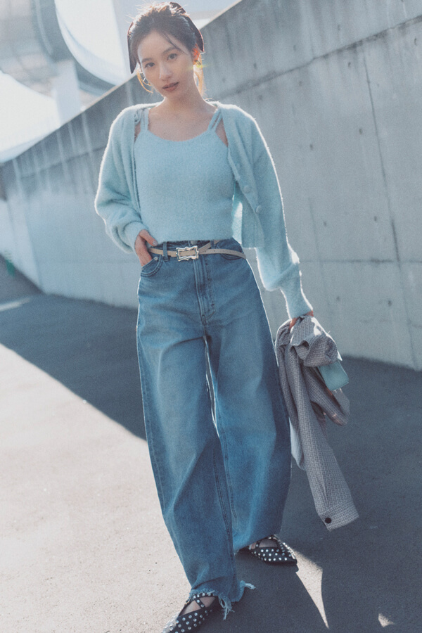 BLUE One Tone 寒色でなじませてハンサムに色をまとう『デニムを青ととらえてワントーンっぽく仕上げれば、甘く転びがちなきれい色もこなれたムードに。グレーや薄いブルーなど、全体を淡いトーンで整えるとメンズライクに振っても上品なスタイルが叶う。』