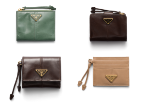 【日本入手困難】PRADA★ レザーショルダーストラップ付き 財布 PRADA】プラダ『ショルダーストラップ付 サフィアーノレザー財布