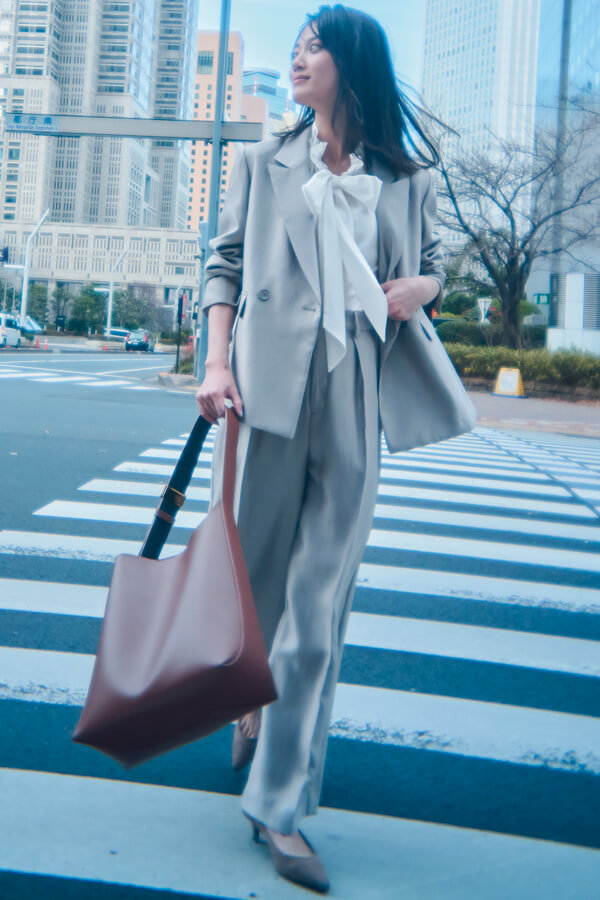 部署が変わって心機一転！な日『ついにこの春、憧れだった部署に異動！通い慣れた道も、なんだかいつもとは違って見える。ブラウスのリボンが揺れるたび、背筋がしゃんと伸びる。新しい環境や初めての顔ぶれに少し緊張するけど、きっと私なら大丈夫！』