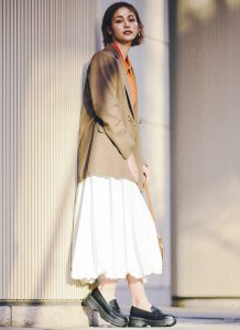 フーディ×スカートコーデ パーカー×ロングスカートのおしゃれコーデ！ もっさり見せない