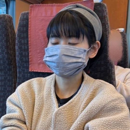 息子さんのハプニングの後、家族で帰り道を歩く様子