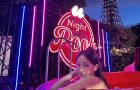 プールに入っている女性