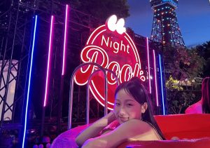 プールに入っている女性