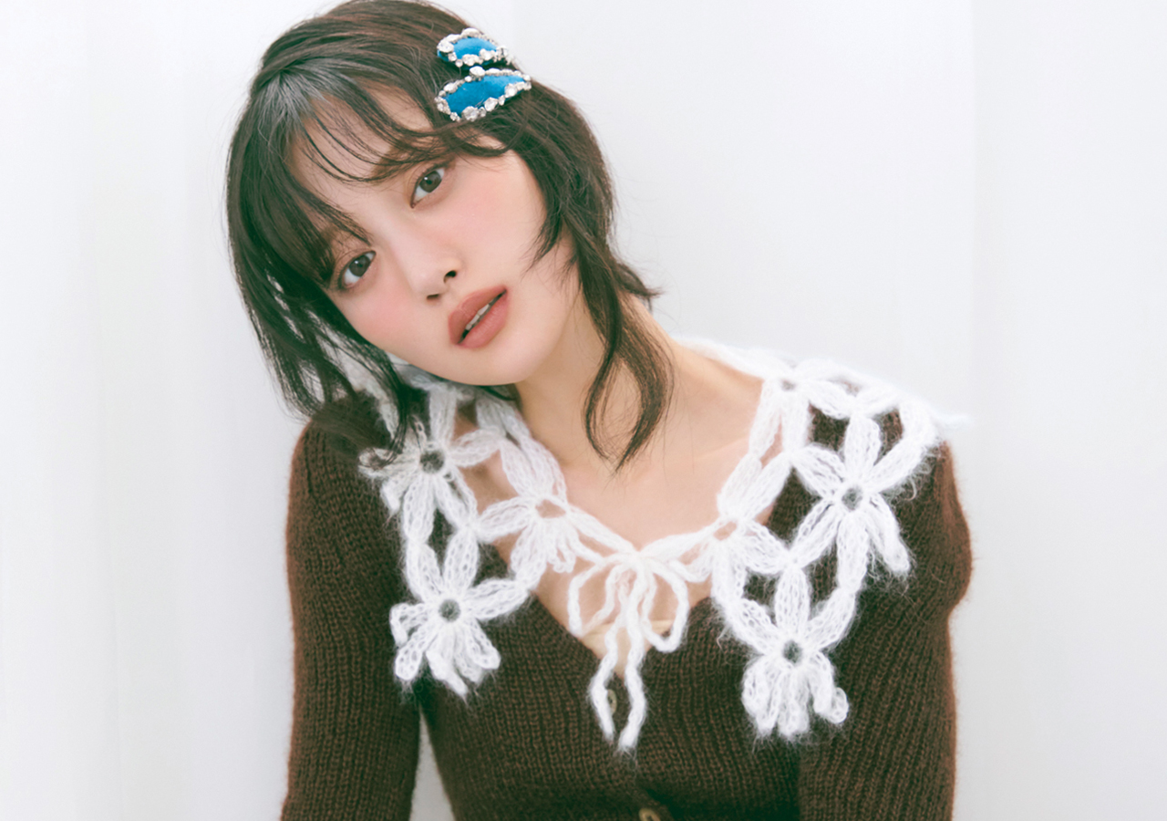 山下美月が魅せる顔周り小物テク