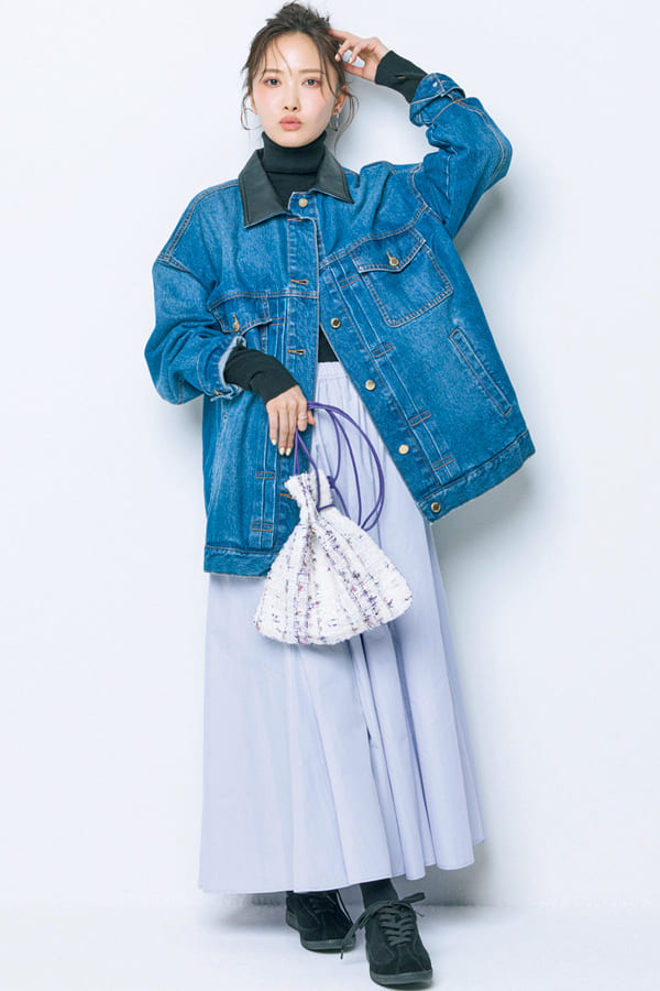 魅惑のパープルで気になるあの人と急接近！？『「紫は理知的な青と情熱の赤が混ざった色。相手と歩調を合わせ親密さを深めたい人にぴったりなベストカラーです！」（byここさん）　妖艶さのあるパープルは、バチバチにレディにせず、ちょこっとルーズさを加えて抜けよく着こなすのが開運のコツ♪』