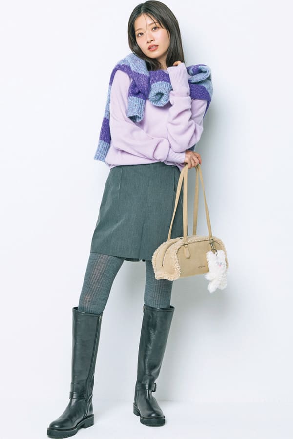 魅惑のパープルで気になるあの人と急接近！？『「紫は理知的な青と情熱の赤が混ざった色。相手と歩調を合わせ親密さを深めたい人にぴったりなベストカラーです！」（byここさん）　妖艶さのあるパープルは、バチバチにレディにせず、ちょこっとルーズさを加えて抜けよく着こなすのが開運のコツ♪』