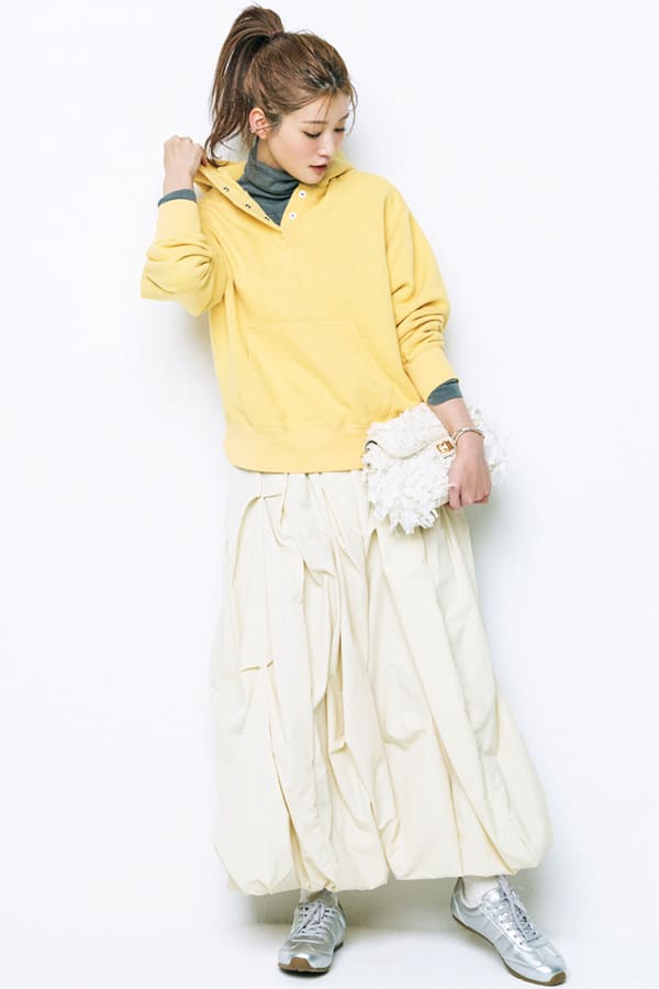 好感度を高める 人気者カラーは遊び心あるイエロー！『「この人といて〝落ち着く〟というよりは、一緒にいて〝楽しい！〟と思わせるのが重要！」（byここさん）そんな今年の対人運には、ポジティブなイエローが効果てきめん！ 親しみやすさのあるカジュアルなスタイルを軸に、遊び心たっぷりにHappyな着こなしを♪』