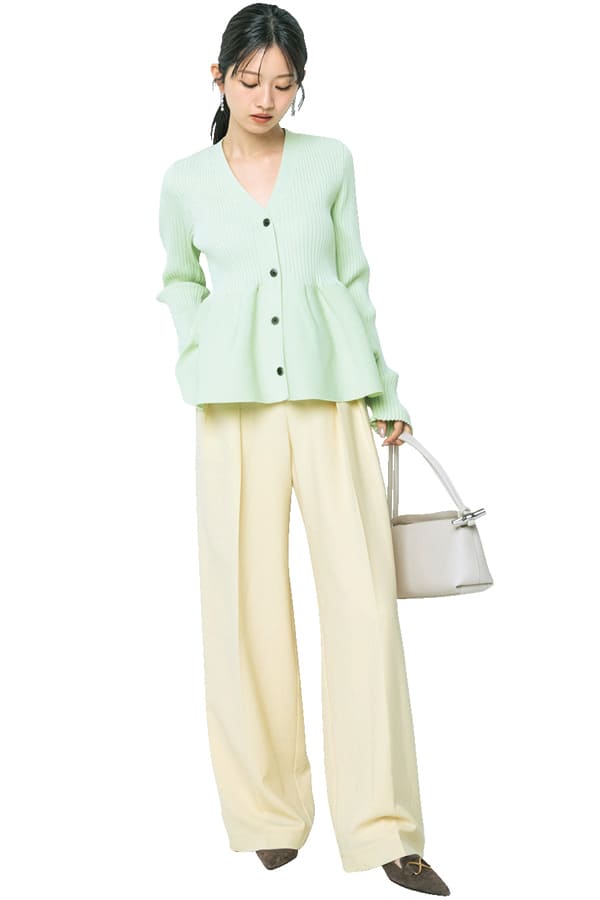 グリーンをまとって自信ＵＰ！『自己主張をするのが苦手…という人は、ぜひグリーンを身につけてみて。「自分の意見をしっかりと伝えつつ、周りと調和を取りやすくする色です」（byここさん）　グリーンのパワーで発信する勇気と自信をチャージ♪』