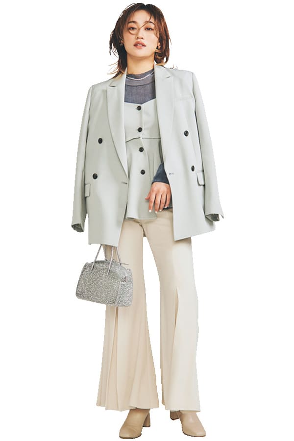 ゆったりワイドパンツじゃなくて「美脚フレアパンツ」