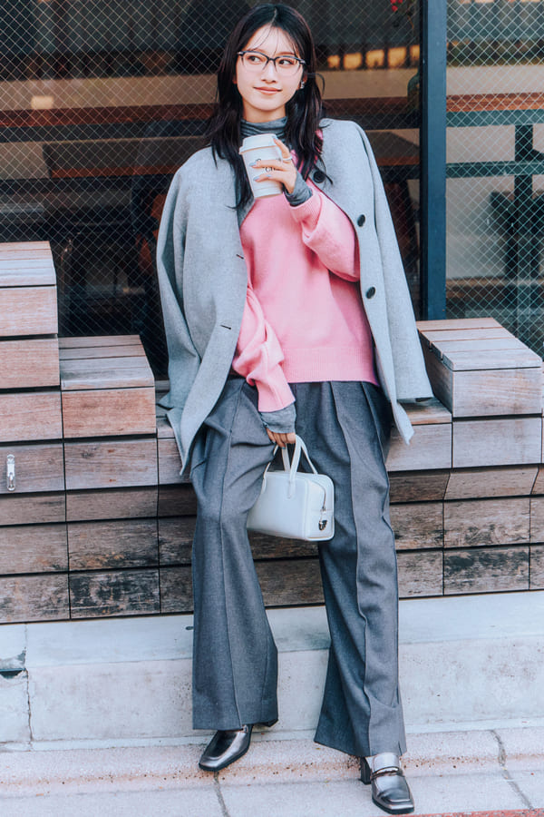 鮮やかなきれい色で季節を先取り♡ チアフルピンクニット『今年の春は高発色な色物が人気の予感。半歩先を行って〝今〟から取り入れると、冬のマンネリを解消しつつ春の間もしっかり使えて、結果コスパよし。キャッチーなピンクなら気分も上々♪』