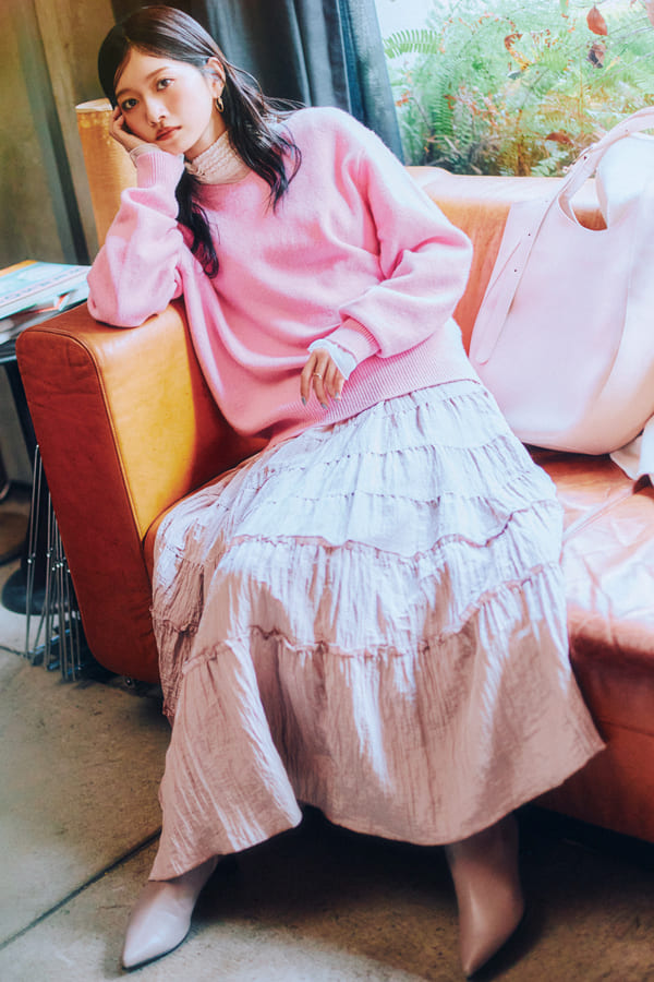 鮮やかなきれい色で季節を先取り♡ チアフルピンクニット『今年の春は高発色な色物が人気の予感。半歩先を行って〝今〟から取り入れると、冬のマンネリを解消しつつ春の間もしっかり使えて、結果コスパよし。キャッチーなピンクなら気分も上々♪』