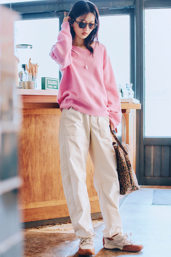 鮮やかなきれい色で季節を先取り♡ チアフルピンクニット『今年の春は高発色な色物が人気の予感。半歩先を行って〝今〟から取り入れると、冬のマンネリを解消しつつ春の間もしっかり使えて、結果コスパよし。キャッチーなピンクなら気分も上々♪』