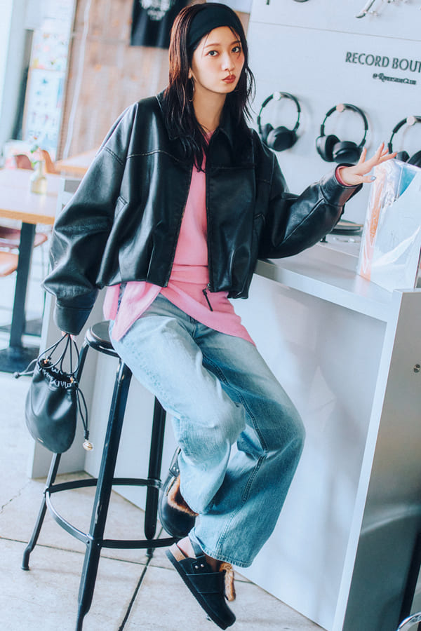 鮮やかなきれい色で季節を先取り♡ チアフルピンクニット『今年の春は高発色な色物が人気の予感。半歩先を行って〝今〟から取り入れると、冬のマンネリを解消しつつ春の間もしっかり使えて、結果コスパよし。キャッチーなピンクなら気分も上々♪』