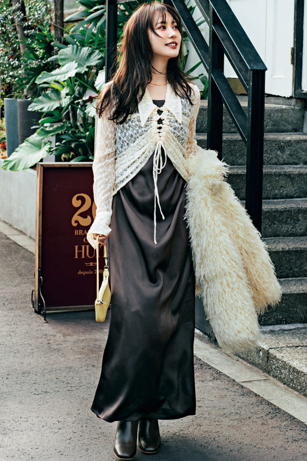 ヨーロッパ旅行先の素敵レストランなら…レーストップス を重ねて絵になる着こなしに『繊細な透け感とロマンティックな華やかさをまとえる春レース。シンプルなボトムやワンピに重ねるだけで、ハッと目を引く洗練スタイルに刷新！』