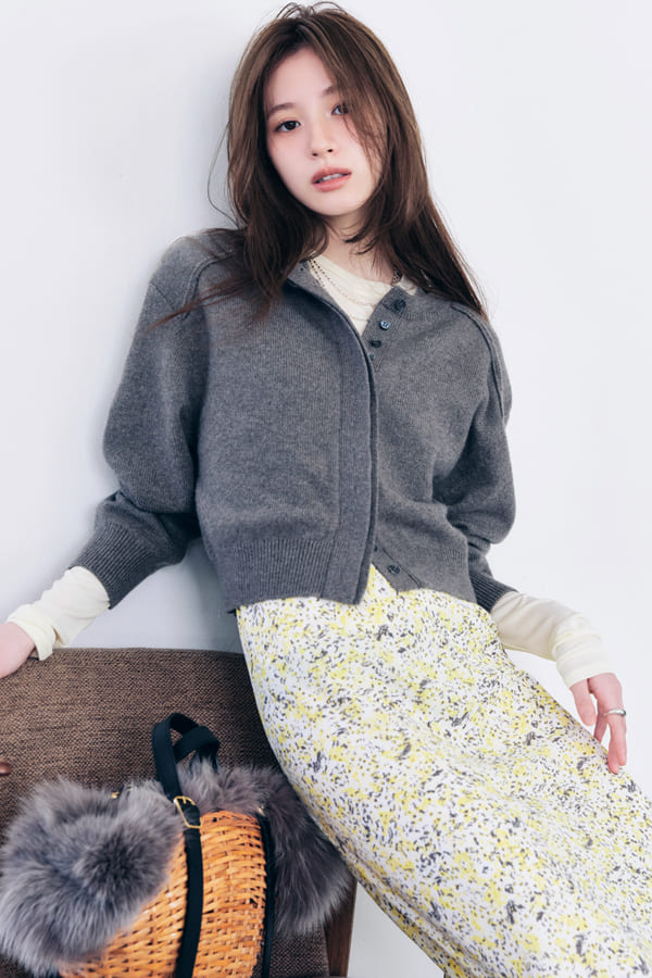 なんだか普通になりがち『ベーシックなニットはレイヤードで〝色を１枚かませて〟抜け感をつくる』