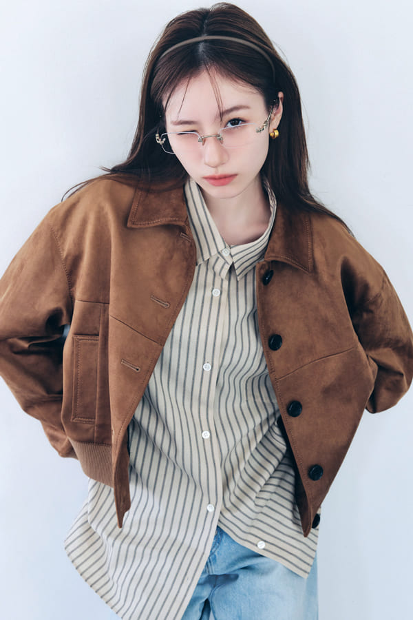 無難に転びがち『シンプルトップスは〝メガネ×リップ〟でツウな洒落感をプラス』