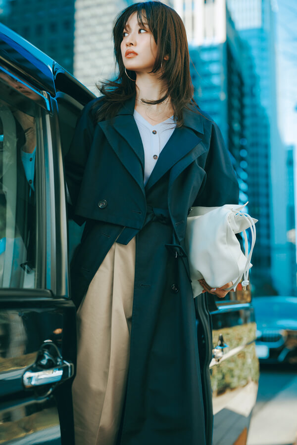 急ぎ、タクシーでクライアントとの定例会へ『朝から打ち合わせ続きの一日は、前の予定が少しでも押すと一気にバタバタ！正直かなり切羽詰まっているけれど…降りた瞬間は余裕の表情で臨みたい』