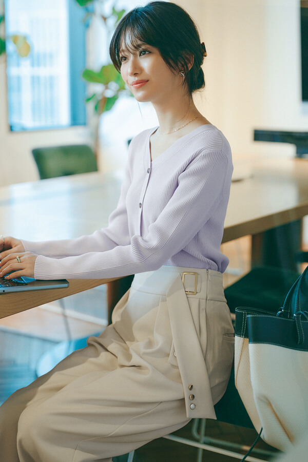 部下たちとの面談『一緒に働いてくれる部下やインターン生との1 on 1は何よりも大事な時間！ラベンダーカラーのトップスで話しやすい雰囲気作りを意識』