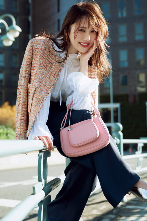 TWEED JACKETこう着こなす！『シックなボウタイブラウス×ネイビーワイドパンツに華やかさを足すように、ツイードジャケットを肩掛け。トリコロール配色が、〝パリっぽムード〟を盛り上げる』