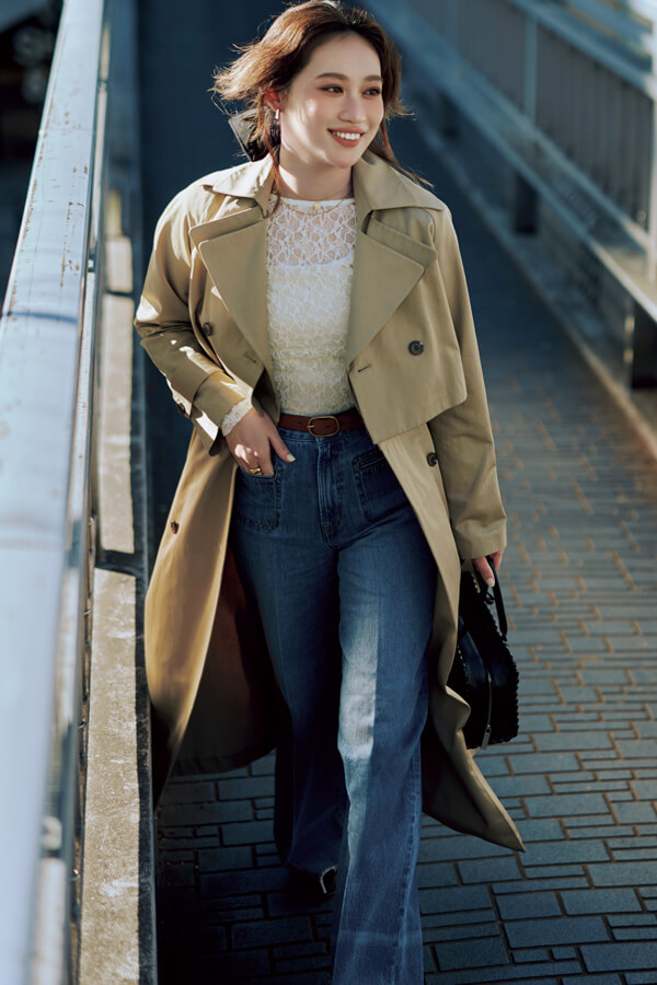TRENCH COATこう着こなす！『デコルテ透けレースブラウス×ワイドデニムに、王道シルエットのトレンチコートをはおると、ヴィンテージライクで洒落た雰囲気をキープしつつ、きれいめな印象に昇華！』