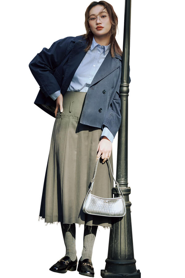 TRENCH COATこう着こなす！『ジャケット感覚ではおりやすいショート丈トレンチ。シャツ×ミディ丈スカートに合わせると、最旬プレッピースタイルが完成。足元は靴下＆ローファーで、ムードUP』