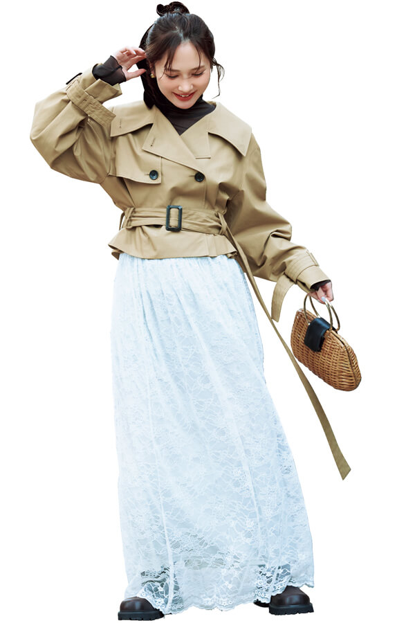 TRENCH COATこう着こなす！『辛口ショートトレンチ×甘めスカートとテイストをミックスさせると、パリジェンヌ風のおしゃれ上級者に！あえて差し色はせずに、色のトーンを控えることで、洗練された甘さが香る』
