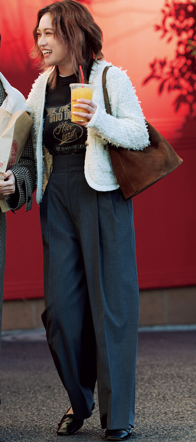 TWEED JACKETこう着こなす！『表情豊かな編み地のツイード風ニットジャケットは、シュッと見えするパンツ合わせが好バランス。遊び心のあるロゴTをきかせると、シックな配色の中に洒落っ気が漂う』