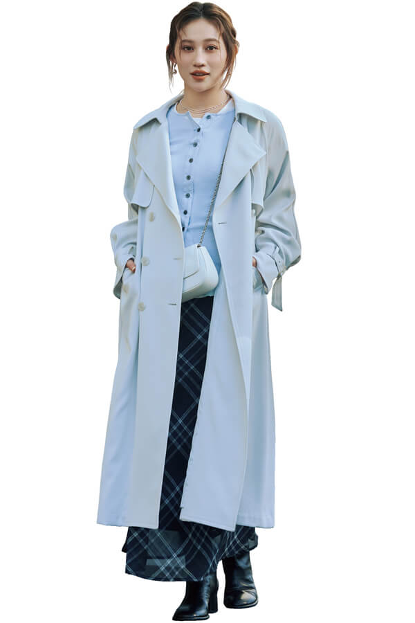 TRENCH COATこう着こなす！『ワントーン調の着こなしを楽しむのも最適な、とろみ素材のブルートレンチ。色違いのカーデを2枚重ねるテクニックで、鮮度UPを図って』