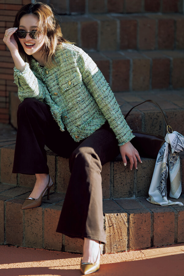 TWEED JACKETこう着こなす！『鉄板コンビのツイード×デニム。グリーンのツイードジャケットにダークブラウンのデニムを合わせて、カジュアル上手を演出。合わせるデニムは、フレアシルエットが断然今っぽくなる』