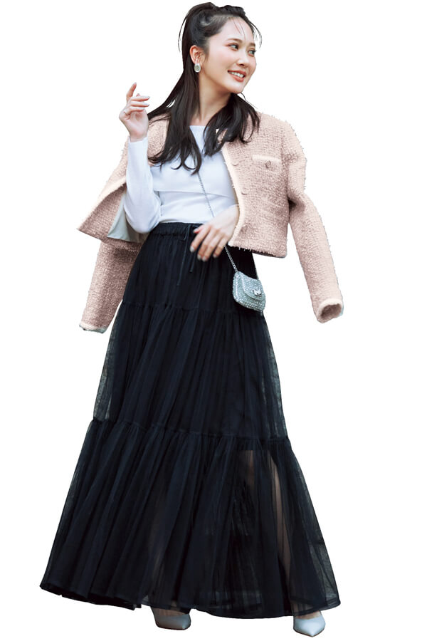 TWEED JACKETこう着こなす！『短丈ツイードジャケットをボリューミーなチュールスカートに合わせて、レディライクなオーラを放って。インナーをピタめニットにすることで、イイ女感も加わる』