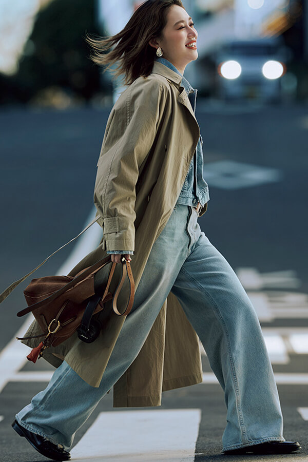 TRENCH COATこう着こなす！『こなれたデニムonデニムにシワ加工が施されたトレンチをはおって、スタイリッシュなOFFスタイルに。ウエストは、共布ベルトで絞らずにゆったり着るのが小粋』
