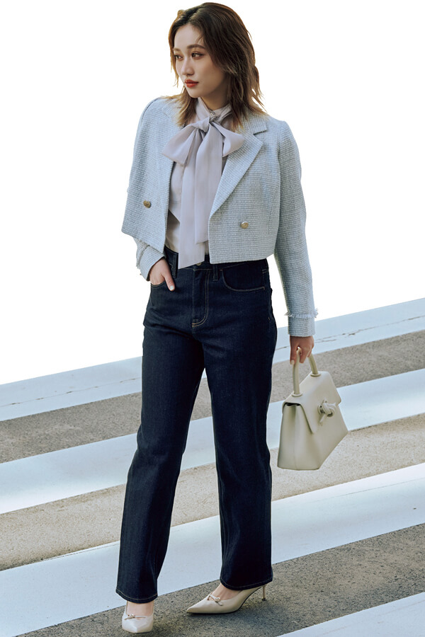 TWEED JACKETこう着こなす！『ボウタイブラウスとデニムとの合わせで、ツイードジャケットは間違いなくかわいく、今っぽく着られる！ デニムをインディゴにして、しっかりきれいめをキープ』