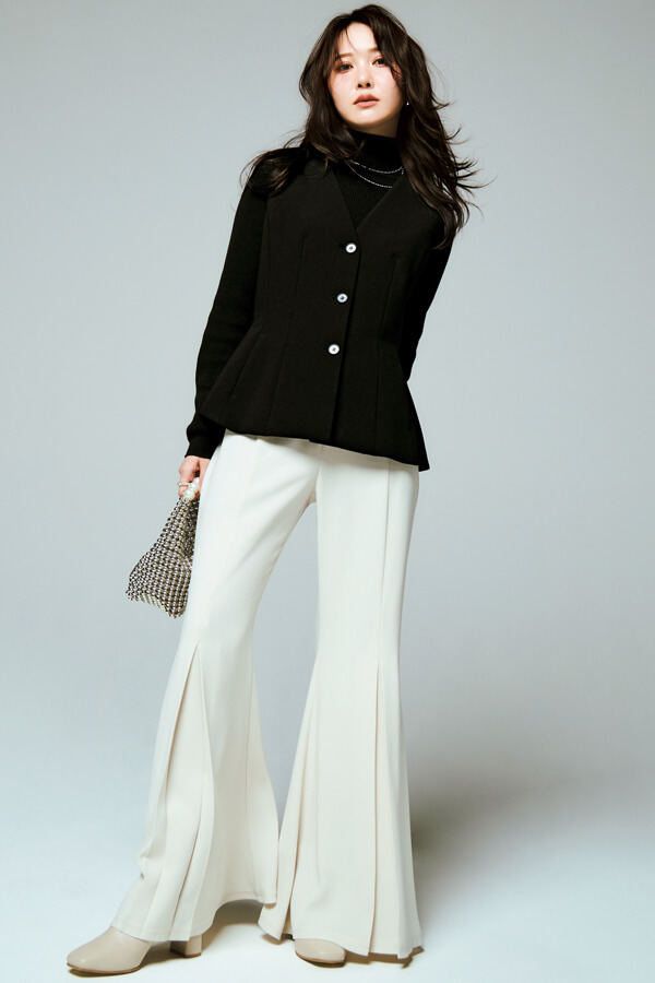 白フレアパンツ×黒トップスのコーデ