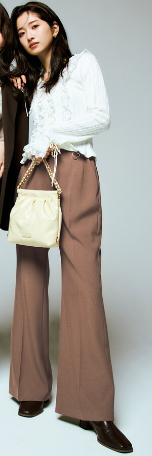 ベージュフレアパンツ×白トップスコーデ