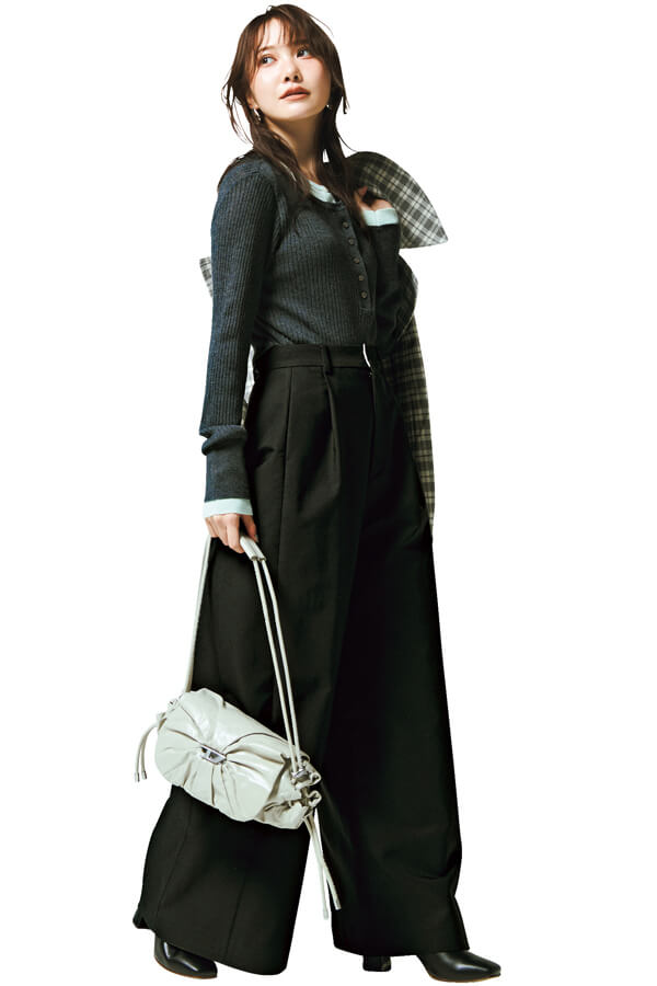 黒ワイトパンツが主役のオールブラックコーデ